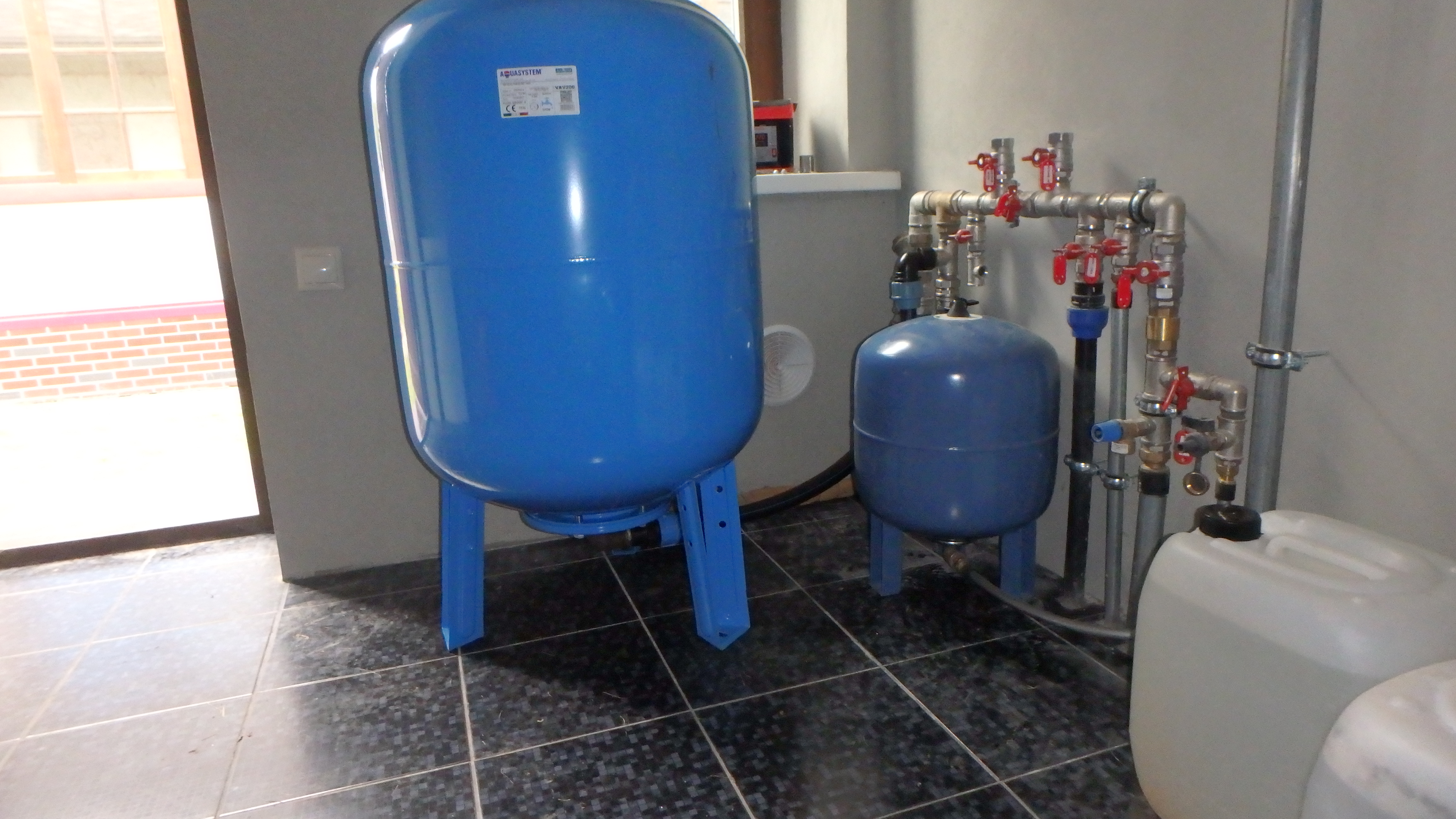 Обустройство водоснабжения частного дома из скважины